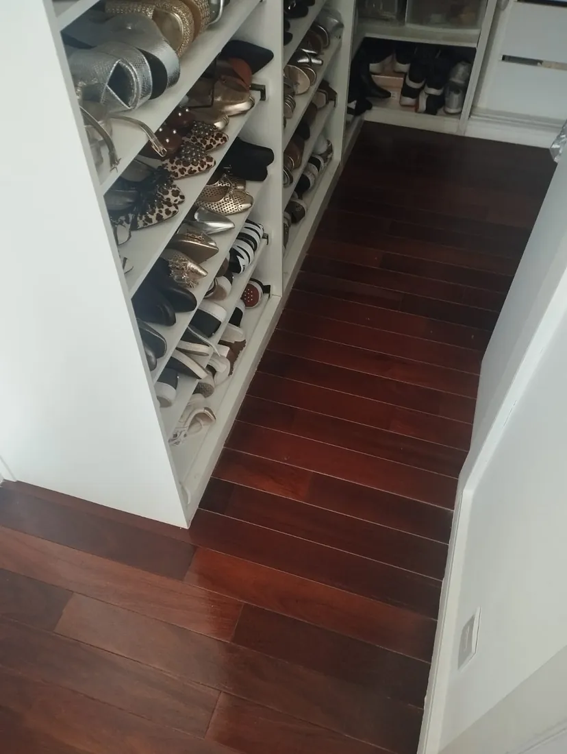 Piso de madeira em área de closet no Jardim Solar do Bosque