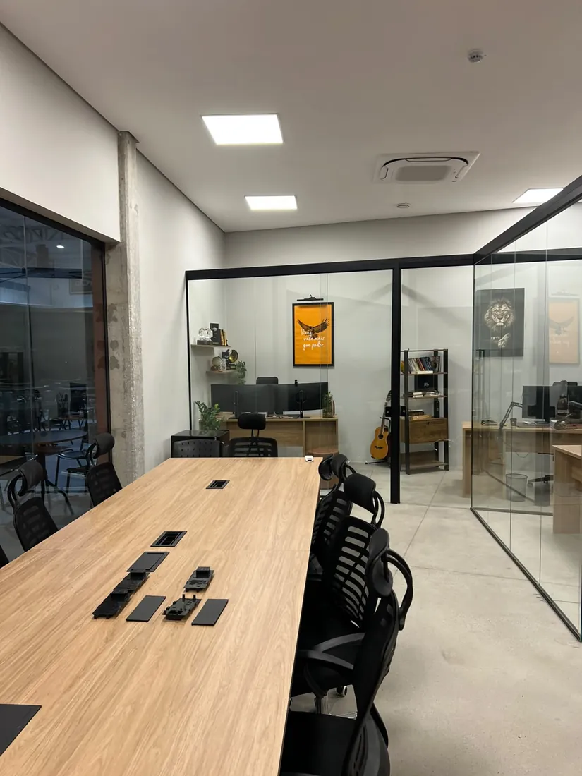 Sala de reunião com instalação elétrica concluída no Centro Empresarial Bandeiras